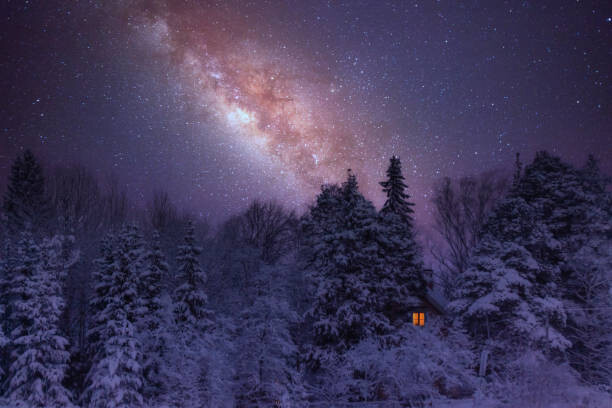Tapet Glowing window in a wooden cabin