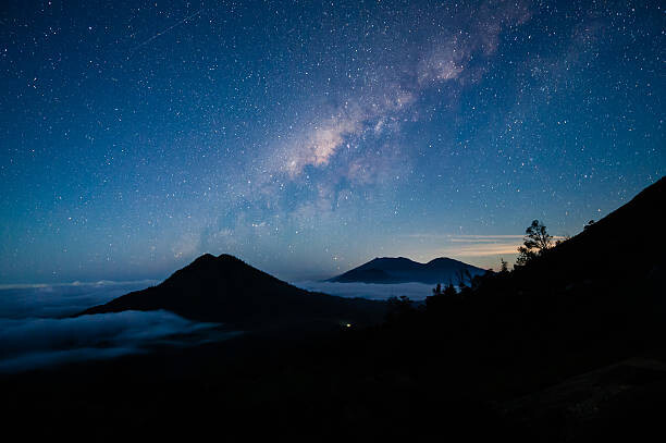 Fototapete Milky way over Mount Merapi, Indonesia