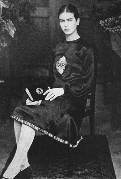 Samolepka Frida Kahlo as a student, 1926