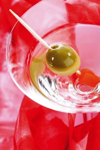 Tričko Glass of Martini with green olive, close-up