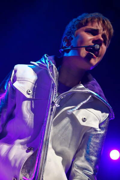 Samolepka Justin Bieber performing at the NIA