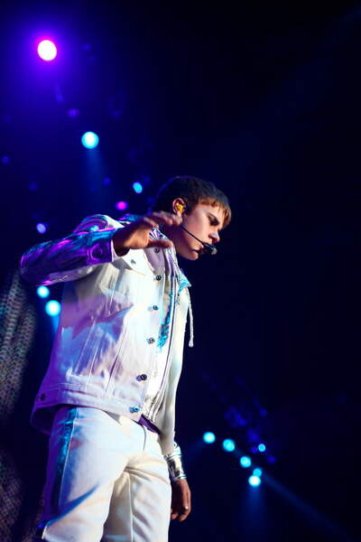 Samolepka Justin Bieber performing at the NIA
