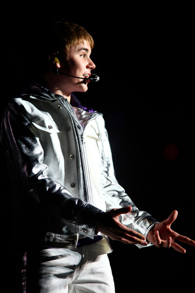 Samolepka Justin Bieber performing at the NIA