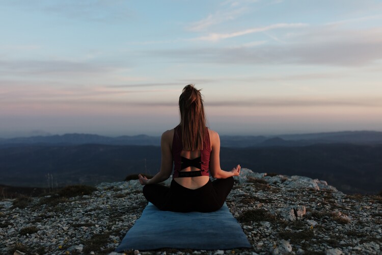 Kunstfotografier practicing yoga