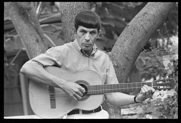 Samolepka Leonard Nimoy plays guitar, 1966
