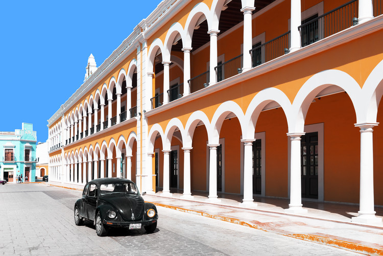Umelecká fotografie Black VW Beetle and Orange Architecture in Campeche