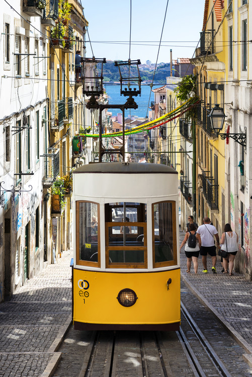 Print op canvas Famous Yellow Funicular in Bairro Alto