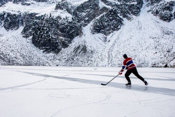 Obraz na plátně Unrecognizable hockey player ice skating on