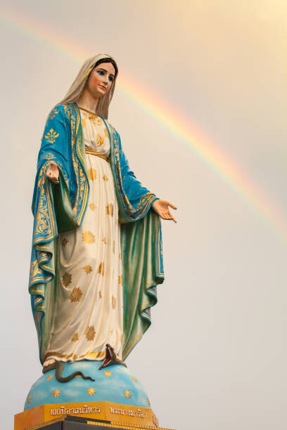 Obraz na plátně Beautiful rainbow ove statue of Virgin