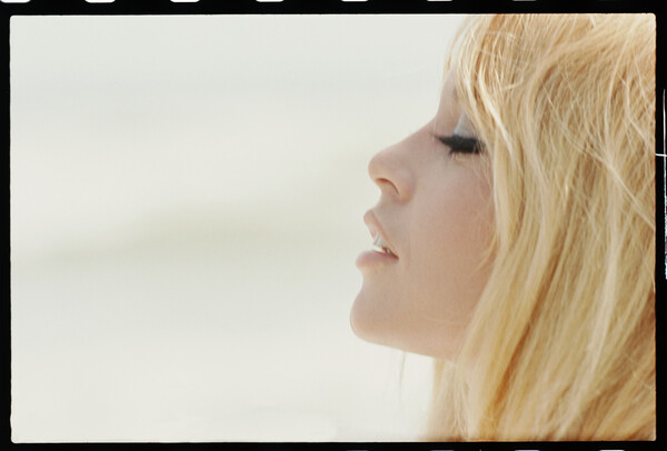 Obraz na plátně Brigitte Bardot on the Beach, 1965