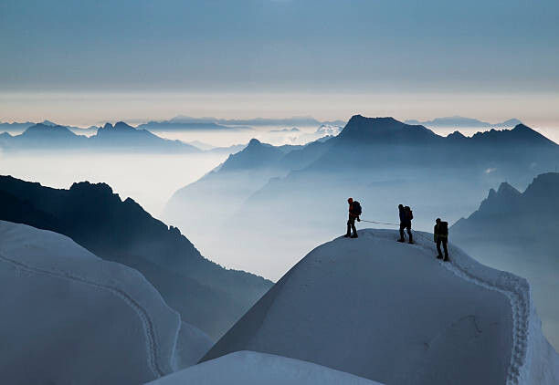 Obraz na plátně Climbing team on a snowy ridge