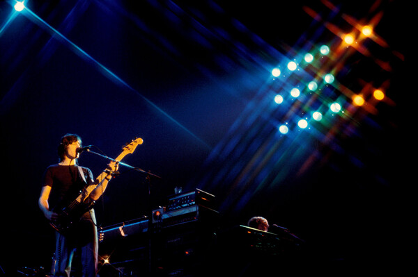 Obraz na plátně February 1977: concert of rock band Pink Floyd at the Paris Pavilion: bassist Roger Waters and drummer Nick Mason.