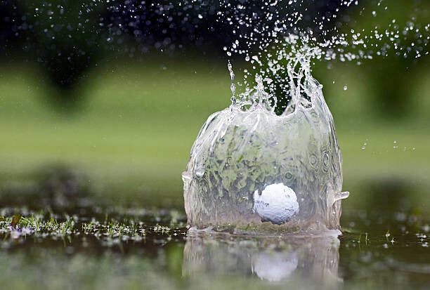 Obraz na plátně Golf ball landing in pond, close-up