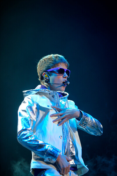 Obraz na plátně Justin Bieber performing at the NIA