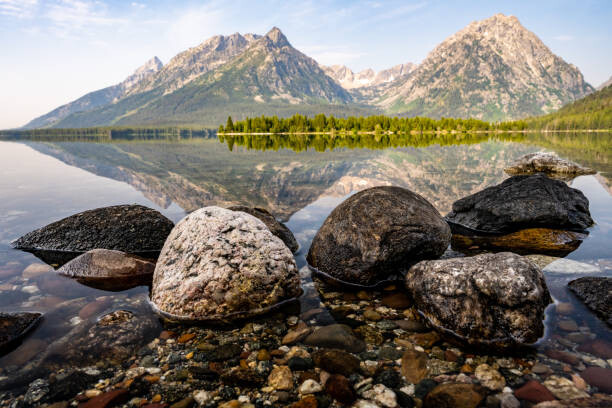 Obraz na plátně Large Rocks Along the Shore of Leigh Lake