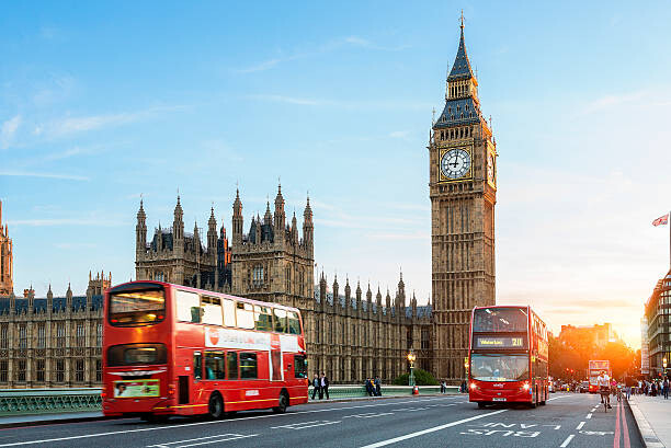 Obraz na plátně London Big Ben and traffic on Westminster Bridge