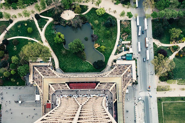 Obraz na plátně Looking Down From Eiffel Tower