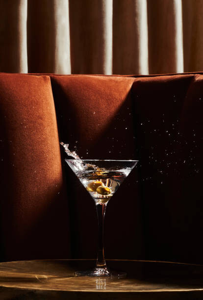 Obraz na plátně Martini glass with splashing olives in