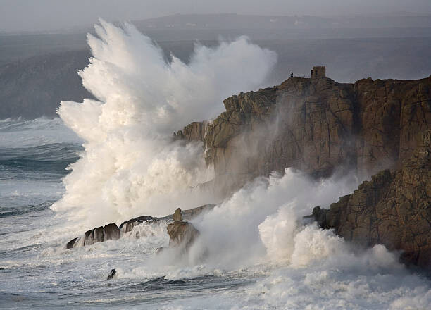 Obraz na plátně Massive waves breaking on headland, Cornwall,