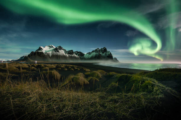 Obraz na plátně northern lights over Vestrahorn moutain , Iceland