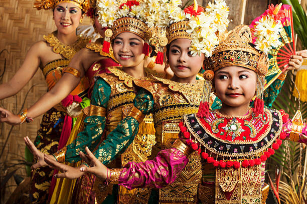 Obraz na plátně Row of traditional Balinese dancers in costume