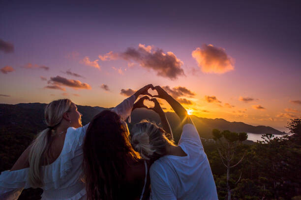 Obraz na plátně Travelers climb atop a building to