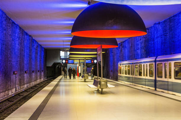 Obraz na plátně Westfriedhof Metro Station, the platform