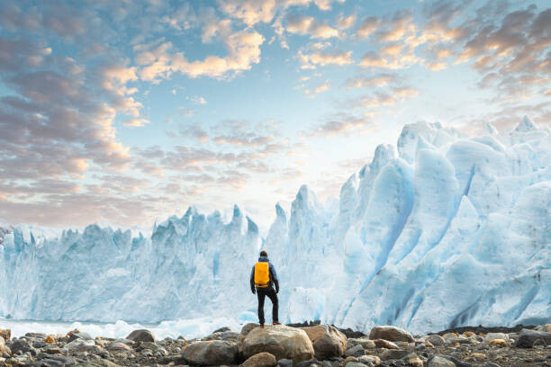 Plagát Hiker admiring the Perito Moreno glacier