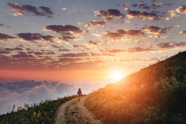 Plagát Woman on trail admiring the sunset