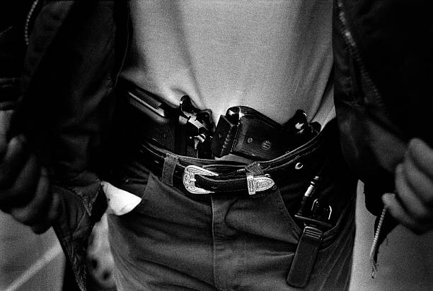 Plakat An undercover police officer shows his