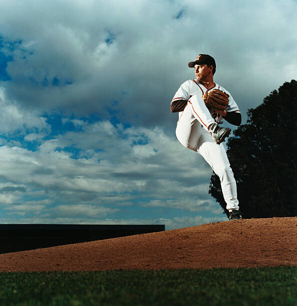 Plakat Pitcher Throwing Baseball