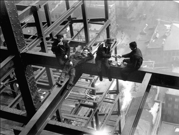 Workers eating lunch atop beam 1925 Kunsttryk