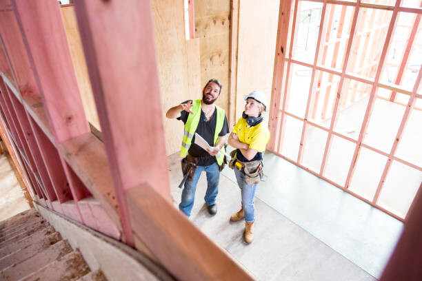 Plakát male and female construction workers discuss