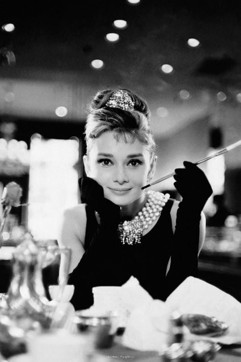 Plakat Audrey Hepburn - cigarette (B&W)