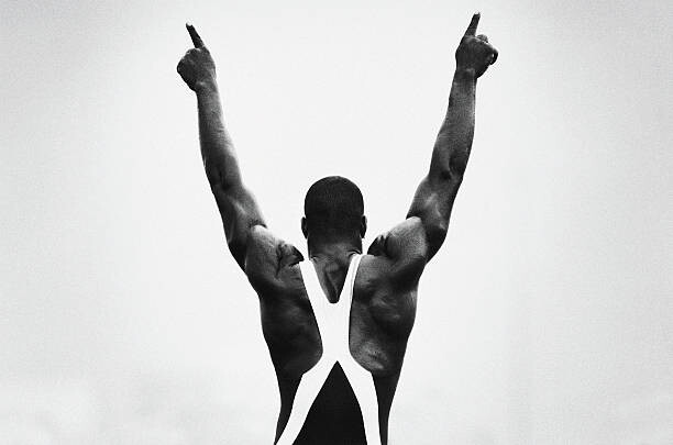 Plakát Runner giving victory sign