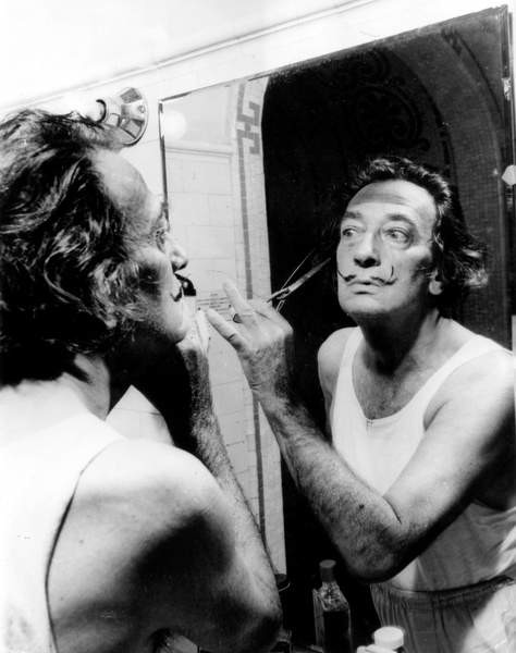 Plakát Salvador Dali Cutting his Mustache October 12