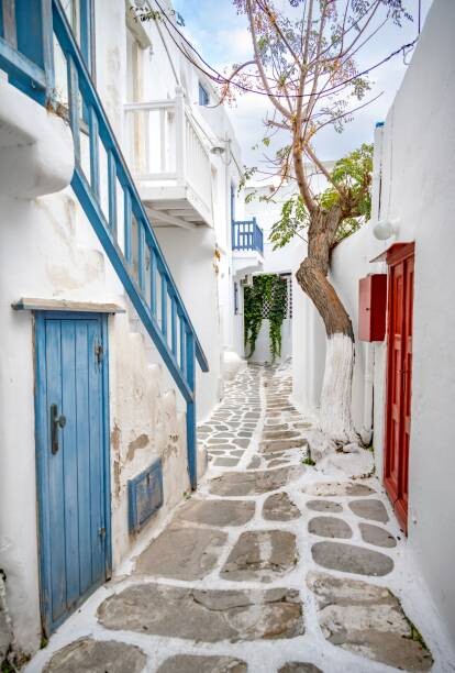 Plakat Small alley with white Cycladic houses