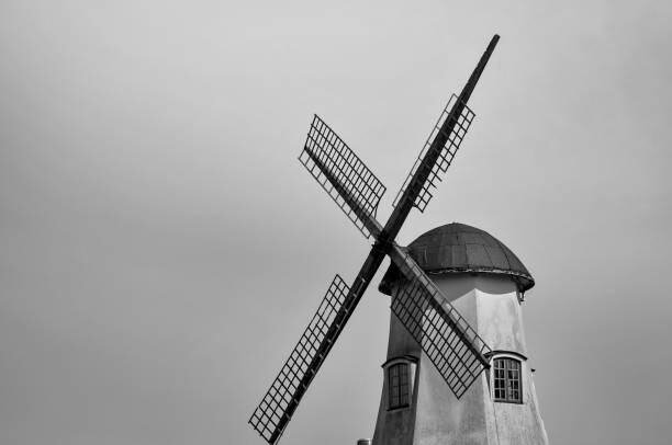 Plakát View of a windmill on a cloudy day