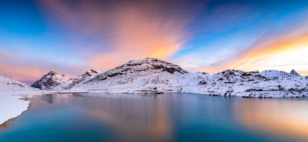 Plakát Winter sunrise over the frozen lake