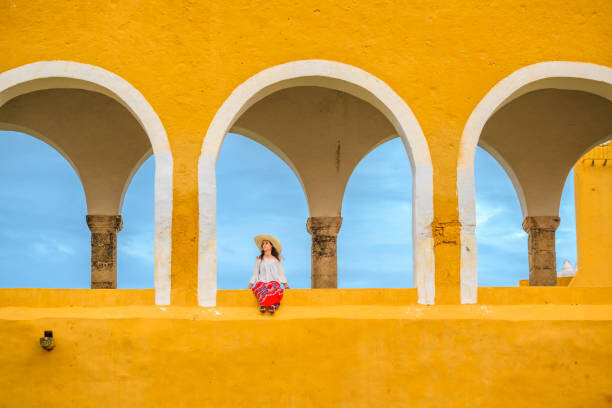 Plakát Woman sitting outside the Izamal Monastery,