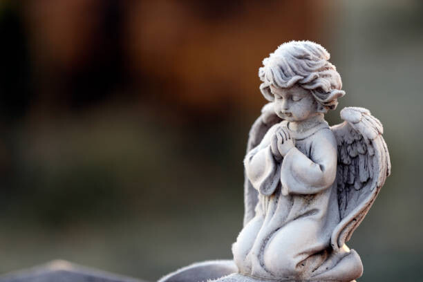 Obraz na płótnie Angel statue in winter.  Cemetery.