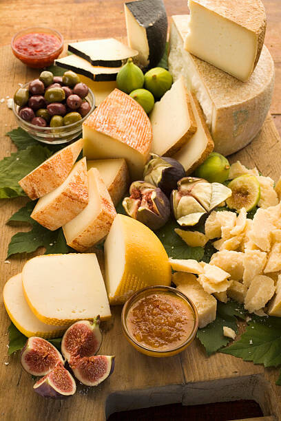 Obraz na płótnie Assorted Italian cheese with figs and olives