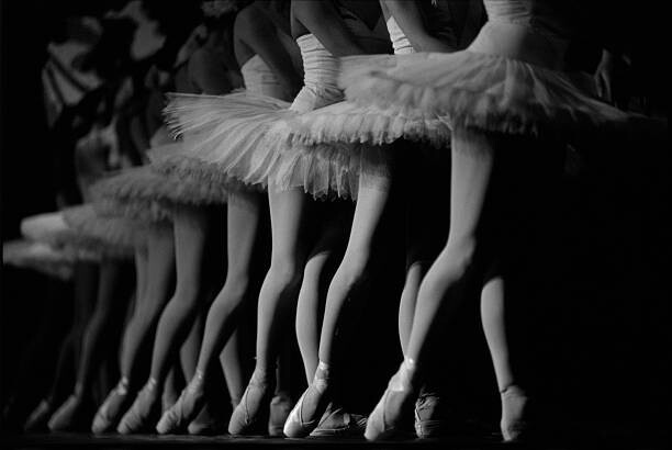Obraz na płótnie Ballerinas performing, low section