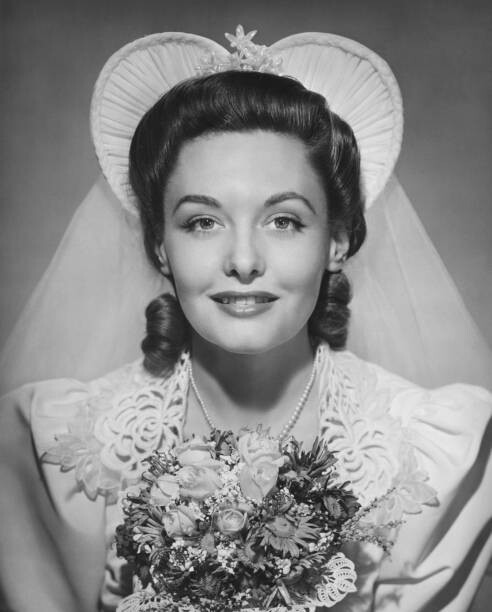 Obraz na płótnie Bride holding bouquet, posing in studio,