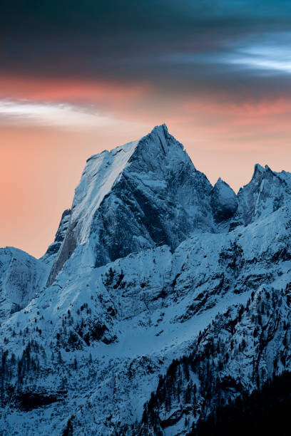 Obraz na płótnie Dramatic sunrise over snowy peak Badile,