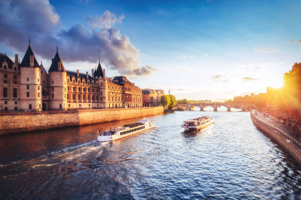 Obraz na płótnie Dramatic sunset over river Seine in