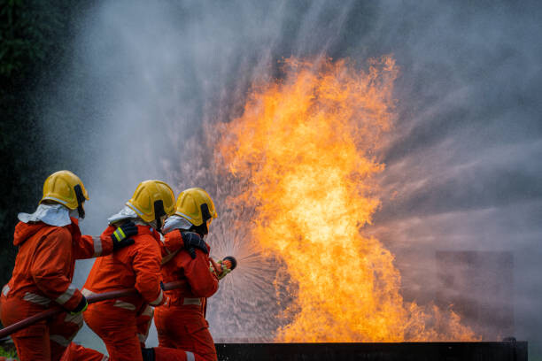 Obraz na płótnie Firefighters are extinguishing the fire.