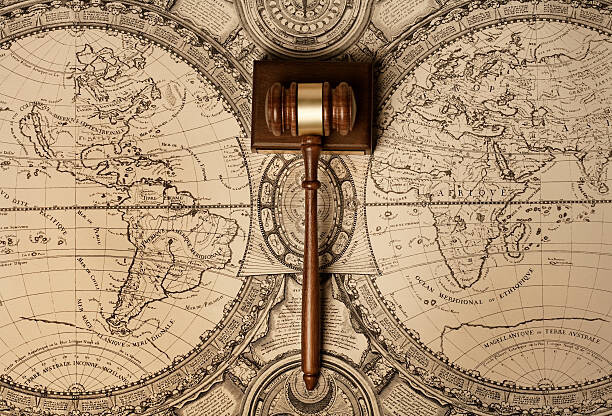 Obraz na płótnie Gavel on old world map