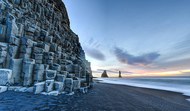 Obraz na płótnie Reynisdrangar on Reynisfjara Beach