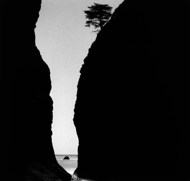 Obraz na płótnie The ocean seen through a crevice in shadowed cliff